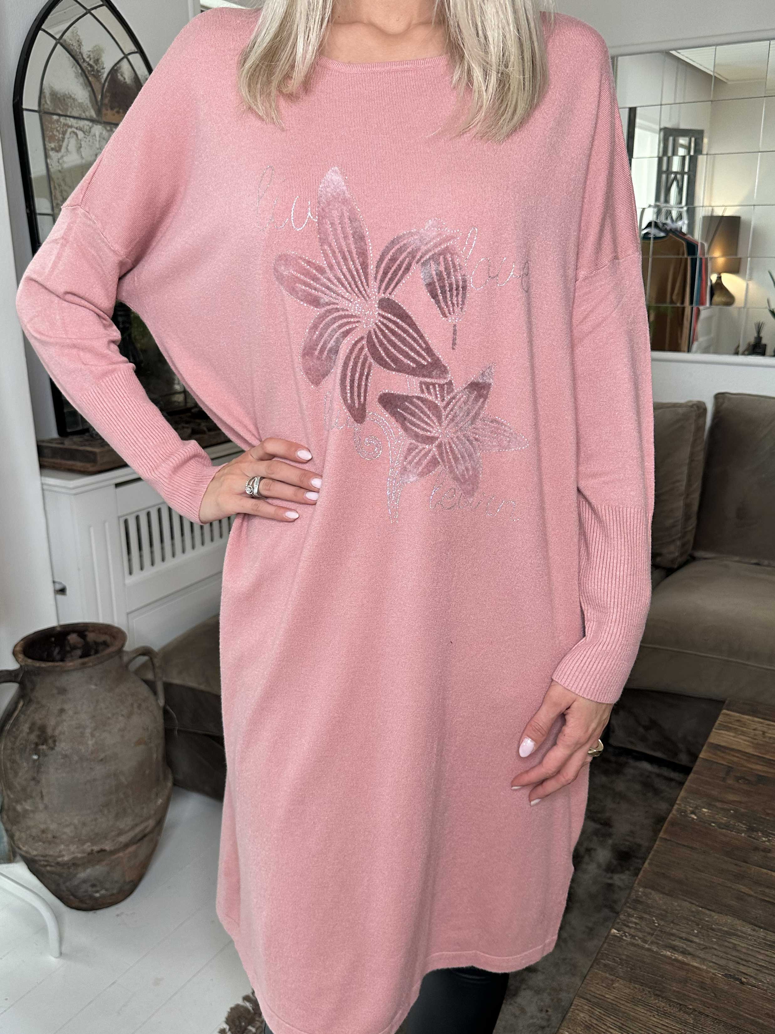 Amilie - Blød strikkjole med blomstermotiver